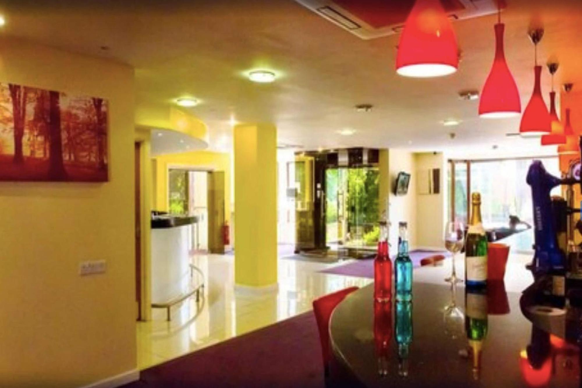 โอโย ลูตัน โฮเทล Hotel ภายนอก รูปภาพ